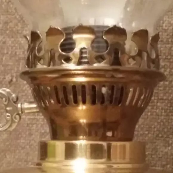 Vintage Brass Oil Style Electric Table Lamp - 22.5 inches height - Picture 4 of 6